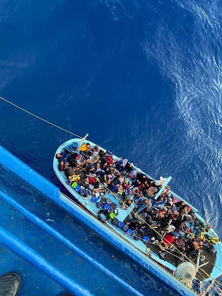 بينهم أطفال ورضع.. مصر تكشف تفاصيل إنقاذ 60 عربيًا على متن قارب هجرة غير شرعية