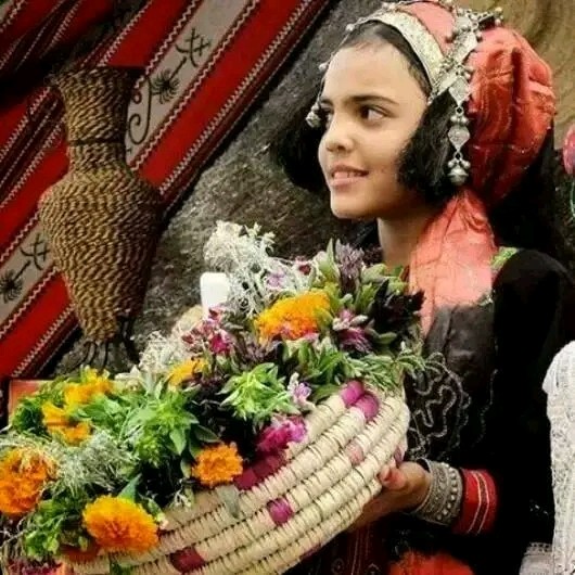 بائعات الورد في اليمن.......رسل الحياة في وجه رسل الموت!