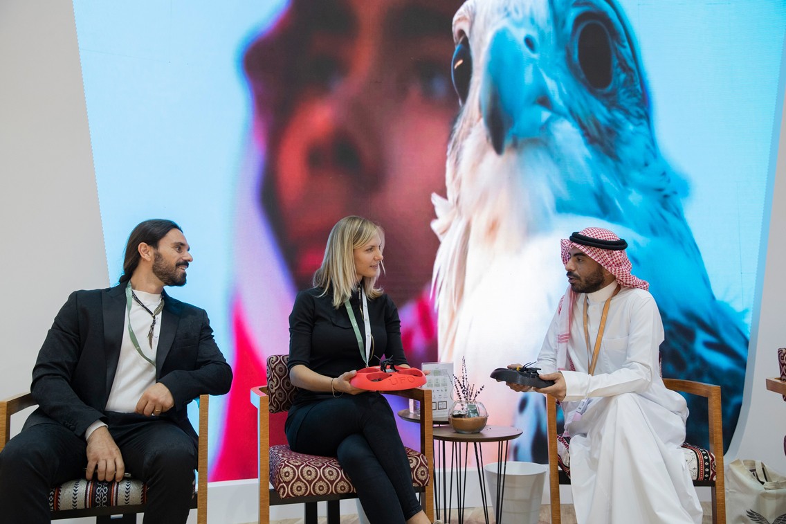التكنلوجيا لحماية الصقور في السعودية