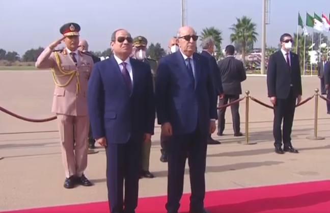 السيسي يصل الجزائر للمشاركة في القمة العربية.. واجتماعات مرتقبة مع قادة العرب
