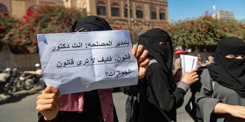 مكاتب مصلحة الجوازات في مأرب وشبوة وحضرموت ترفض تعميم وزير الداخلية بمنح النساء جوازات سفر بدون محرم