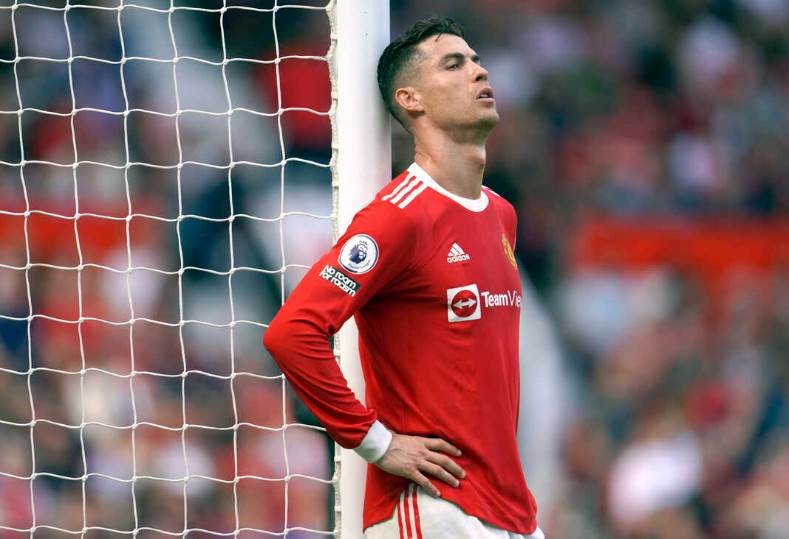 إدارة المان يونايتد تعاقب رونالدو.. واللاعب يلغي متابعة حساب النادي على تويتر
