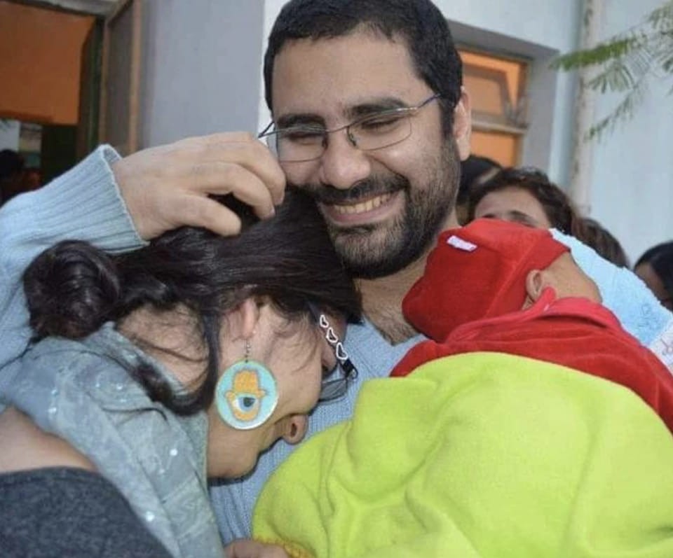 بعد بيان النيابة العامة.. علاء عبدالفتاح ينهي إضرابه عن الطعام ويطلب "تورتة" للاحتفال بعيد ميلاده