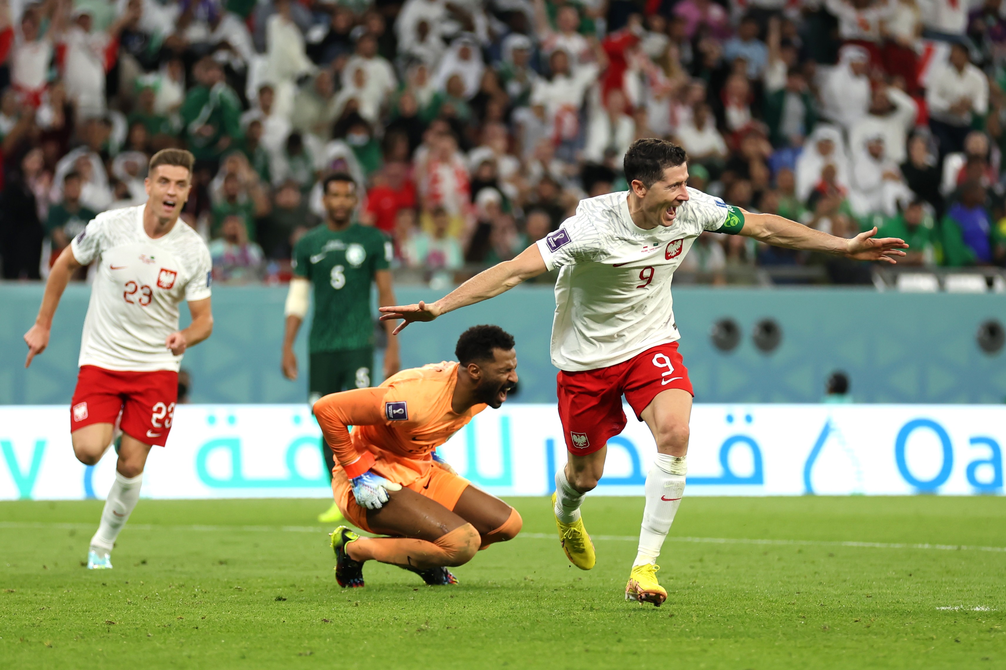 "النسور البيضاء" تعطل انطلاقة "الصقور الخضراء" في كأس العالم.. وتشعل المجموعة الثالثة