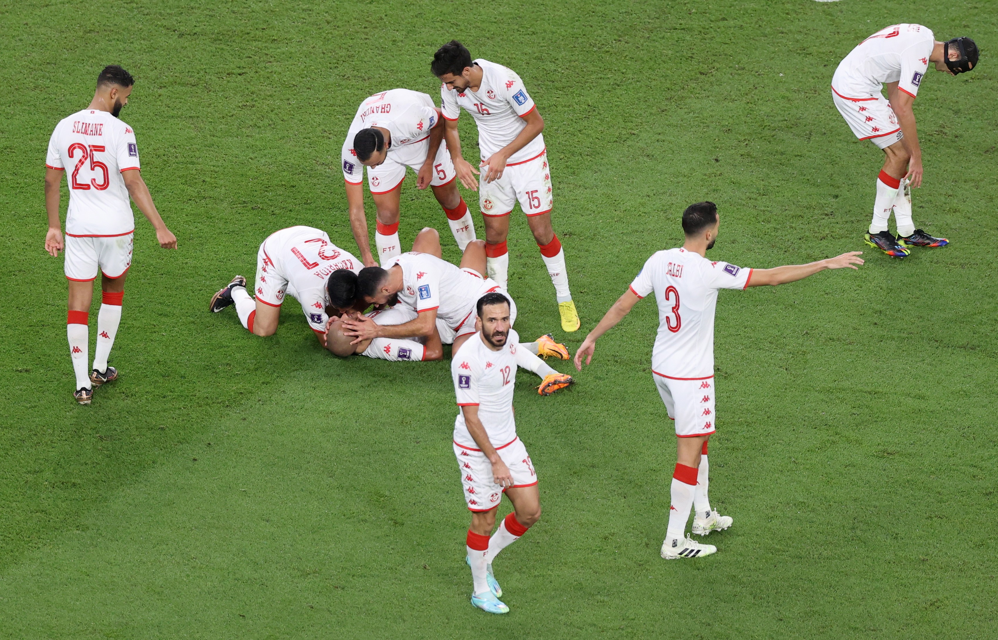 "النسور تصطاد الديوك".. تونس تحقق فوزًا تاريخيًا على فرنسا وتودع كأس العالم