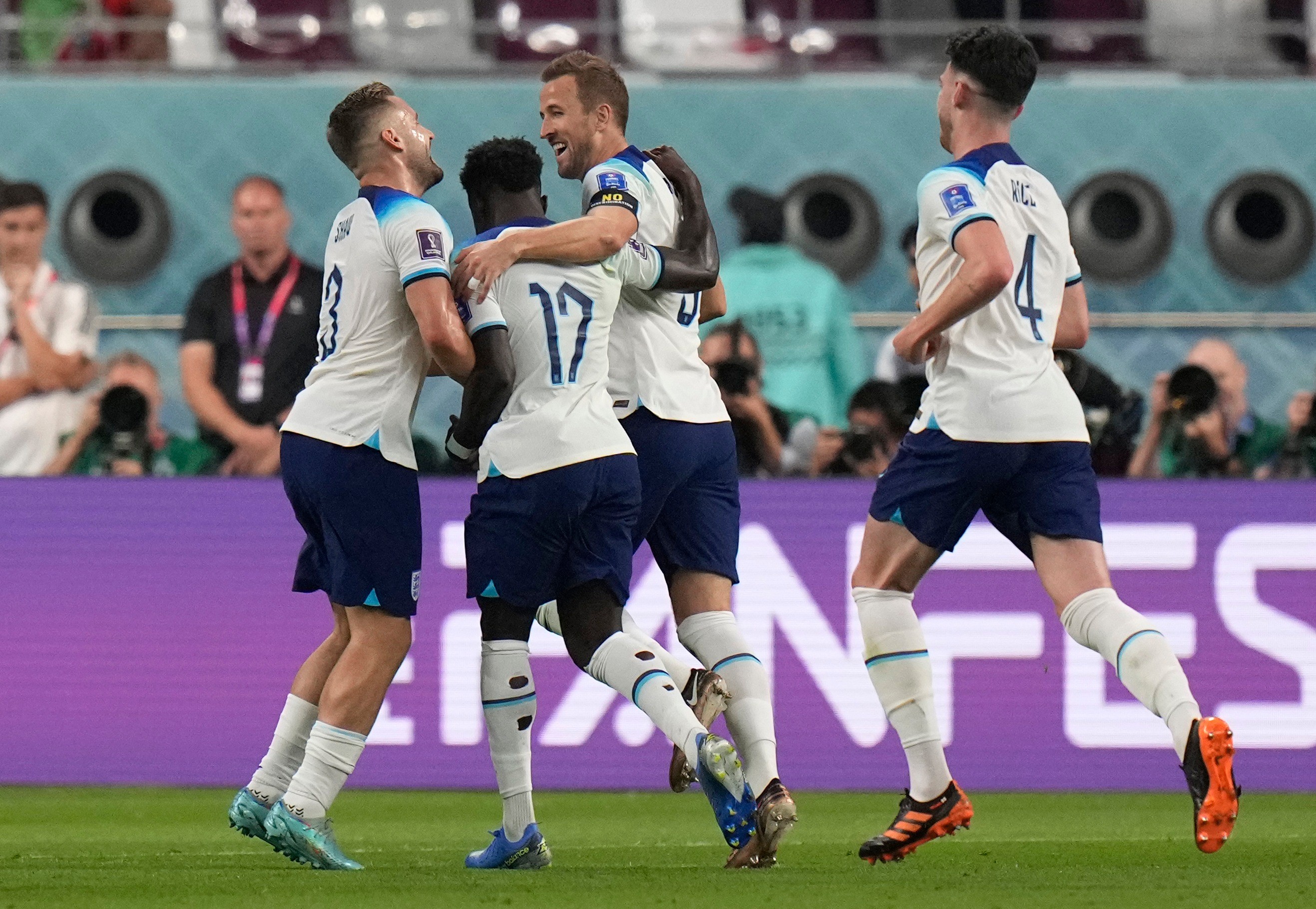 إنجلترا تفوز على إيران في كأس العالم.. و بيلنجهام و ساكا يدخلان القائمة الذهبية