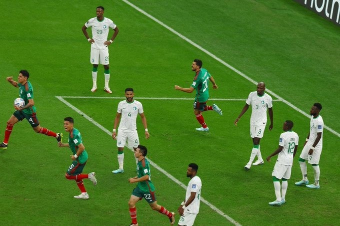 تتساقط الأحلام واحداً تلو الأخر.. السعودية تخسر من المكسيك وتودع كأس العالم وتلحق بقطر وتونس