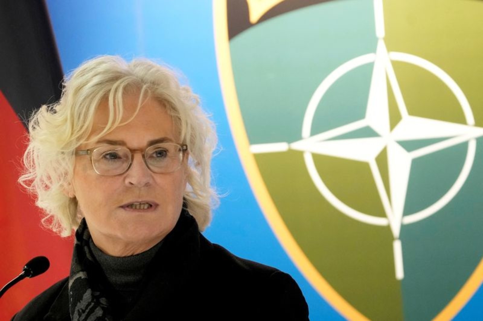 بعد سلسلة فضائح.. وزيرة الدفاع الألمانية تقرر الاستقالة من منصبها