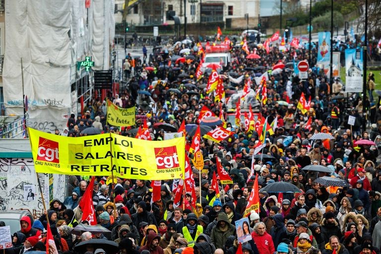 الحكومة الفرنسية تتحدى "الإضرابات" وتتمسك برفع سن التقاعد