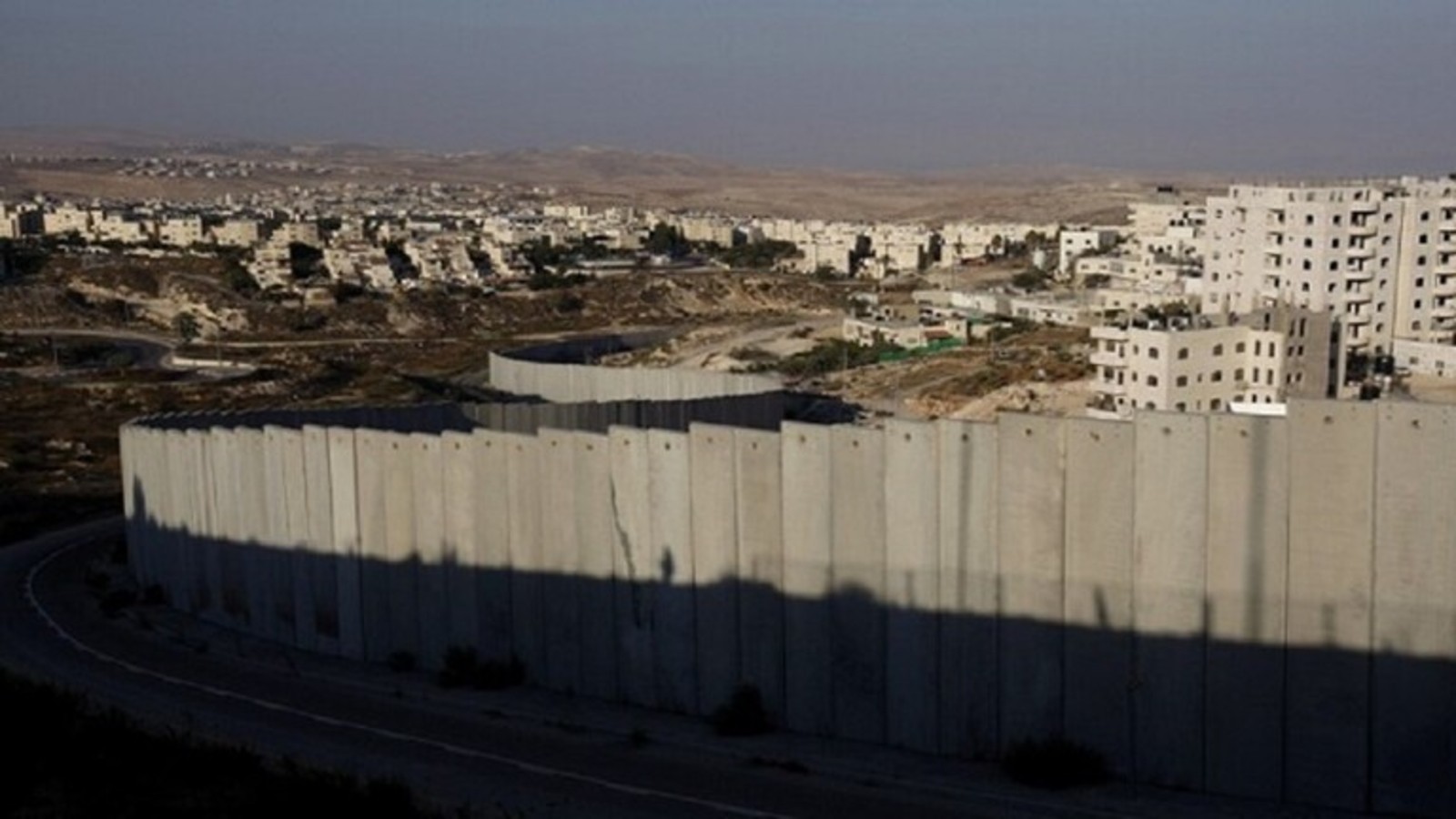 بطول 4.5 كلم.. الكيان الصهيوني يبدأ في إنشاء جدار أسمنتي يفصل إسرائيل عن قطاع غزة