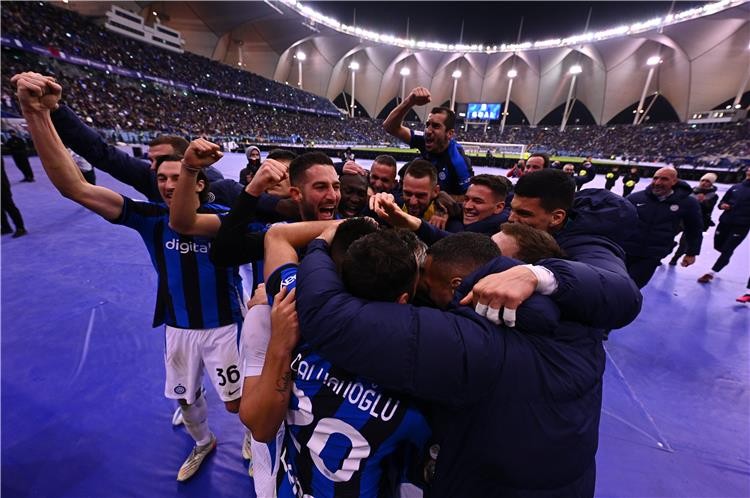 الإنتر يخطف لقب كأس السوبر الإيطالي من ميلان بثلاثية مثيرة