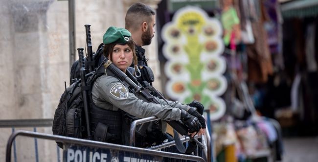 قوات الإحتلال تعتقل طفلًا فلسطينًا في القدس