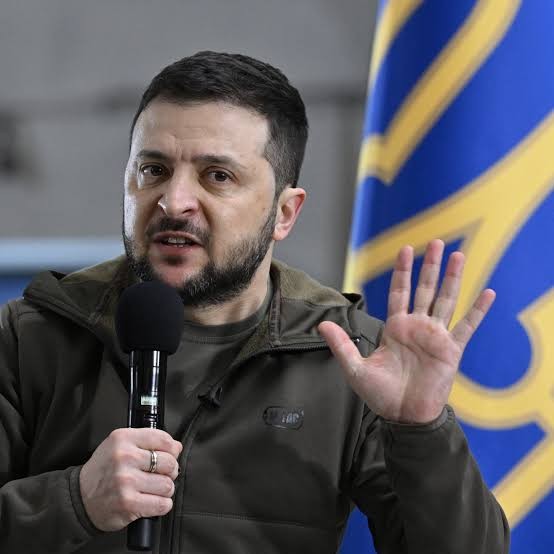 خوفا من تسميم زيلينسكي.. حرس الرئيس الأوكراني يرفض تناوله قطعة شوكولاتة