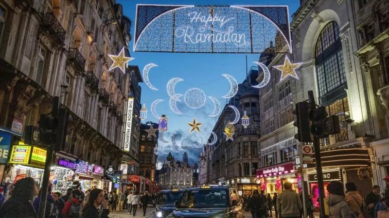 بالصور : لاول مرة لندن تتزين لاستقبال رمضان.. يزين 30 ألف مصباح شوارع العاصمة البريطانية