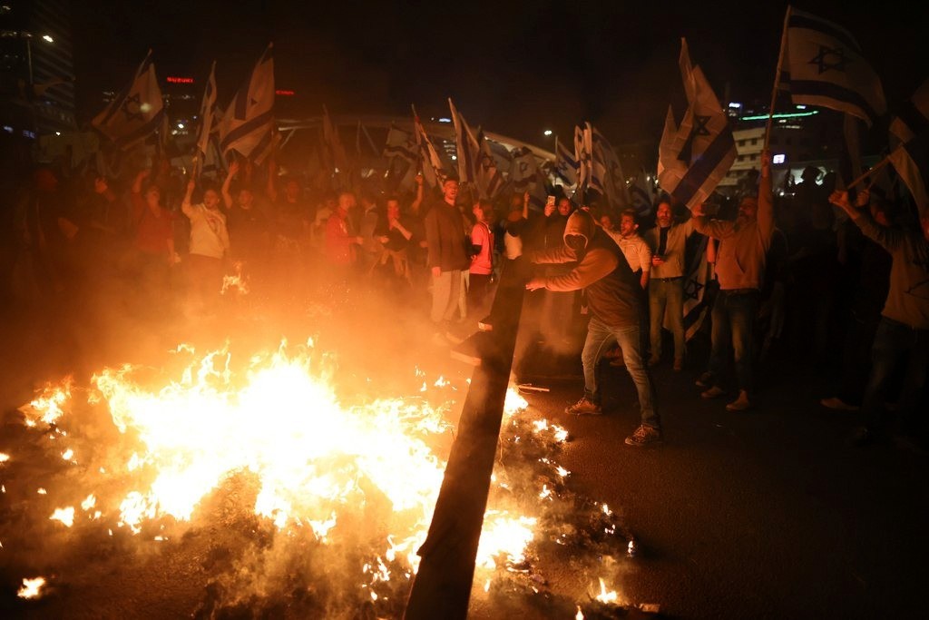إسرائيل تحترق.. مظاهرات أمام منزل  نتنياهو ومواجهات بين المواطنين والشرطة
