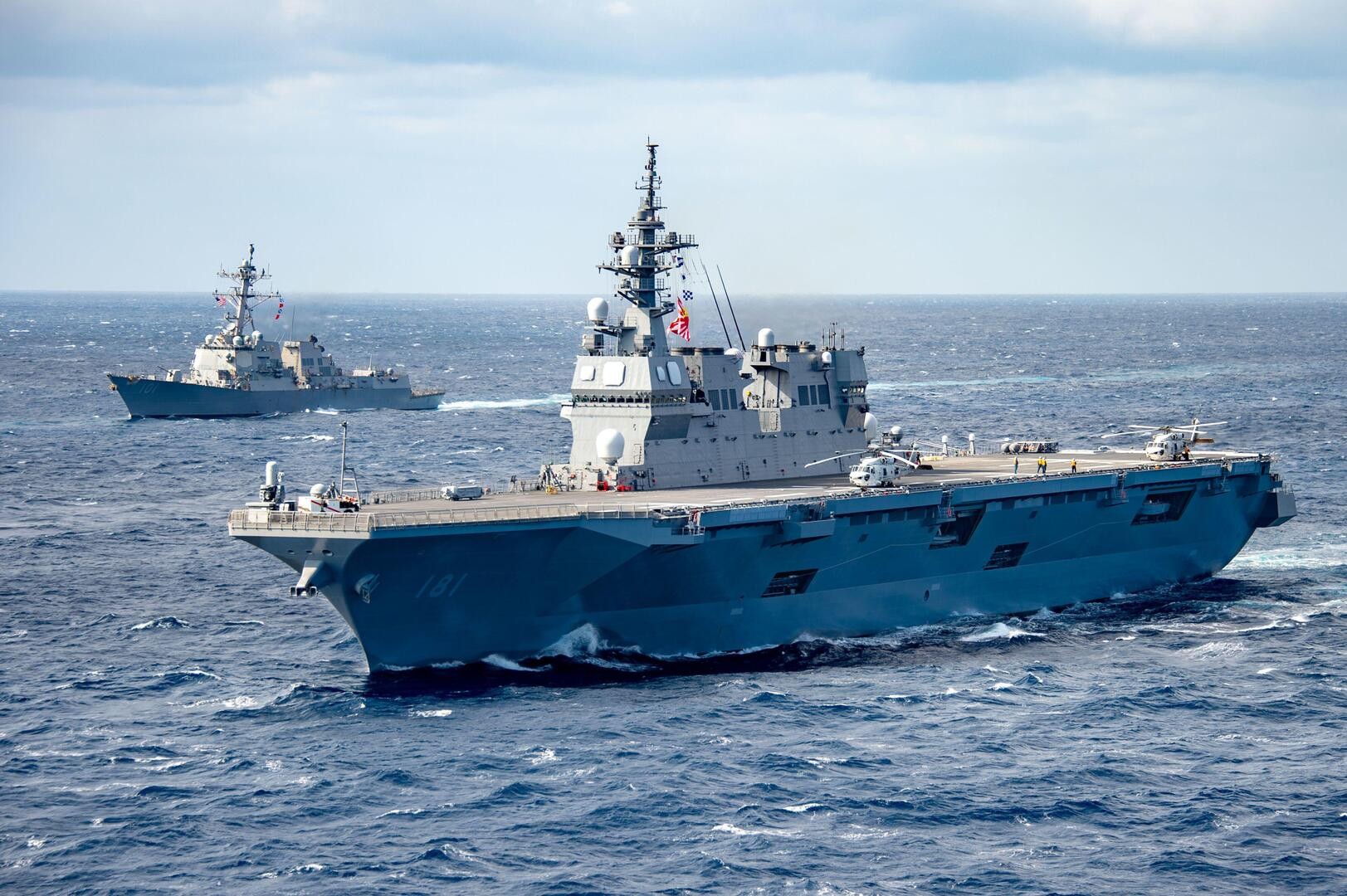 البحرية البريطانية والأمريكية تصادران أسلحة إيرانية في خليج عمان