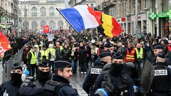 أكثر من مليون متظاهر واشتباكات مع قوات الأمن.. تفاصيل الاحتجاجات في فرنسا