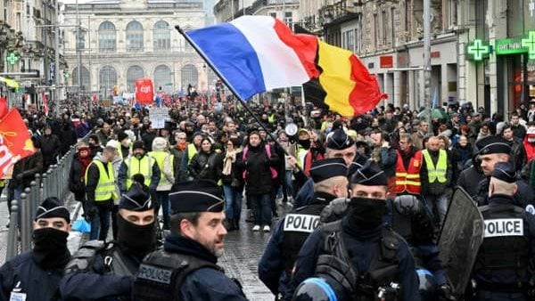 أكثر من مليون متظاهر واشتباكات مع قوات الأمن.. تفاصيل الاحتجاجات في فرنسا