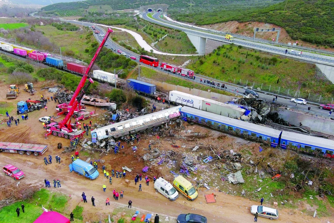 خطأ بشري.. الكشف عن السبب الرئيسي لحادث تصادم قطارين باليونان
