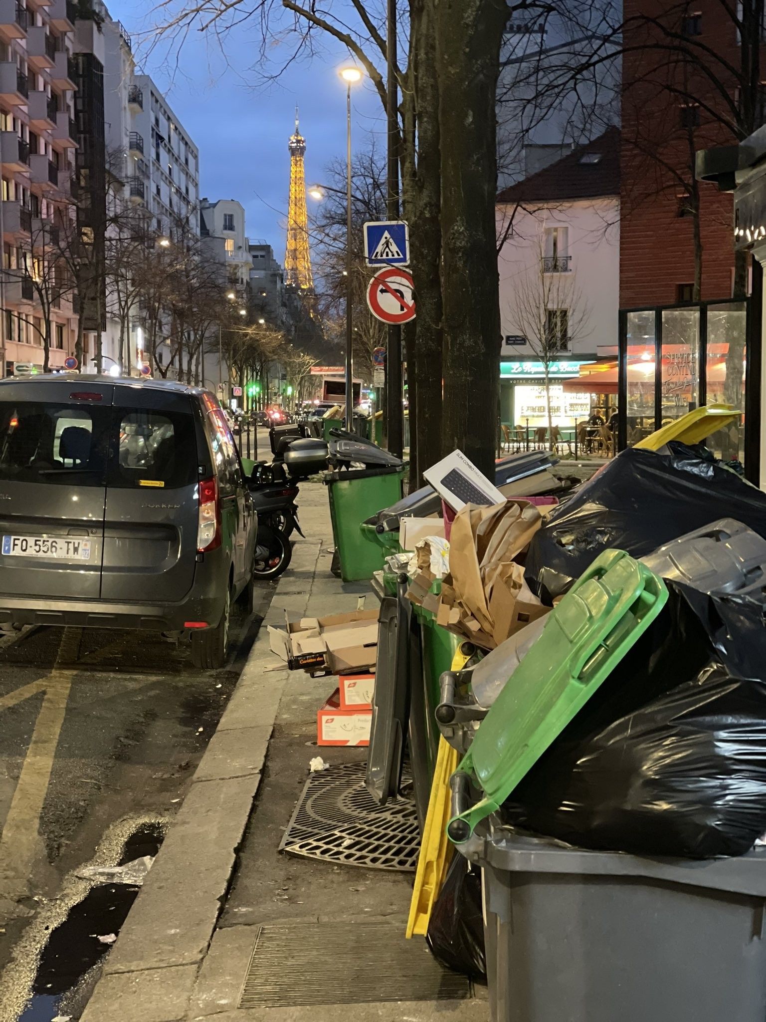 بعدما غرقت بازمة اقتصادية  ومظاهرات واضراب.. باريس تغرق في القمامة ودعوة للجيش لتنظيف الشوارع