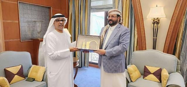 الظهور المفاجئ للسفير الاماراتي مع سلطان العرادة هل هي منافسه للسفير السعودي