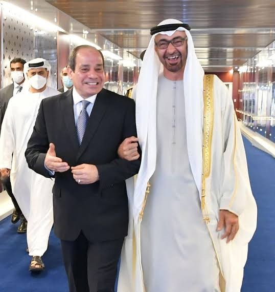 ديبلوماسية دفء العلاقات: الرئيس المصري يستقبل الرئيس الاماراتي على سلم الطائرة