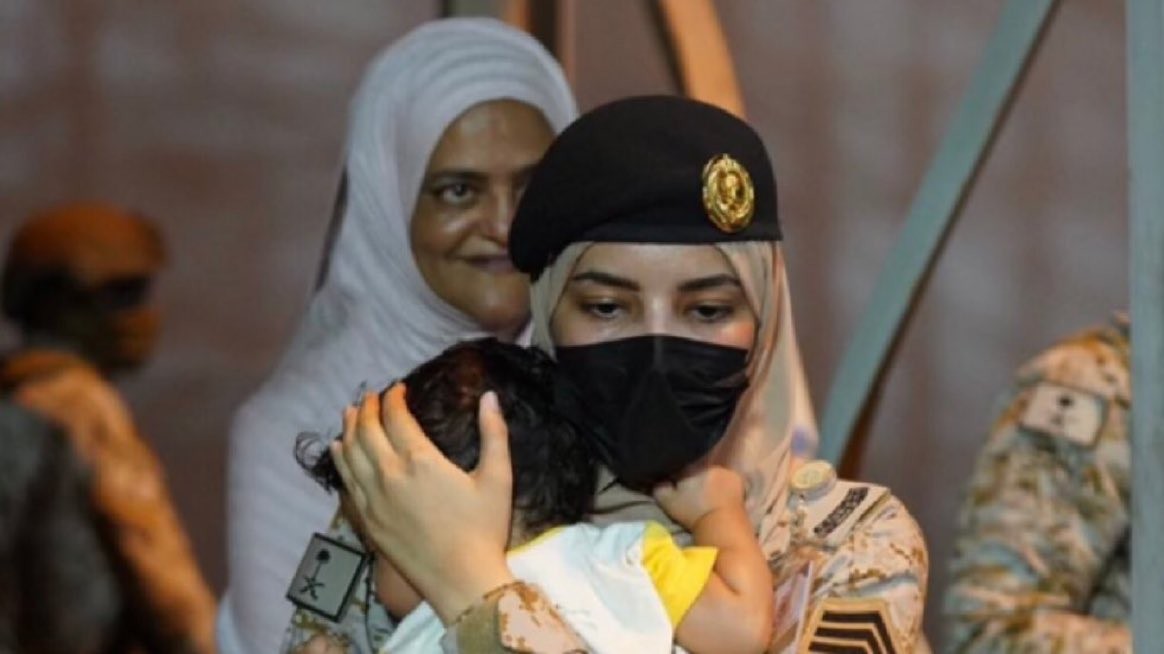 ما حققته مجندة  سعودية تحضن طفلاً