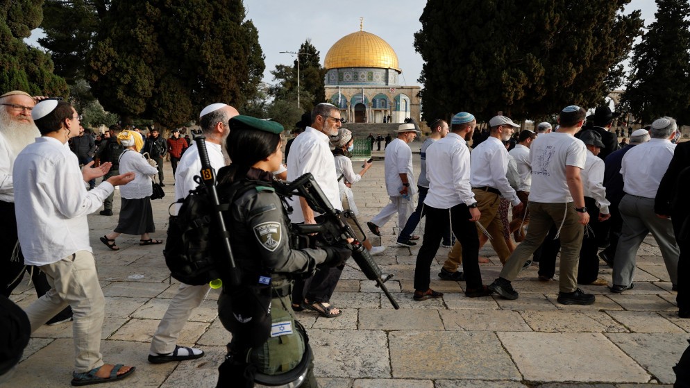 بحماية من قوات الاحتلال.. مئات المستوطنين يقتحمون المسجد الأقصى