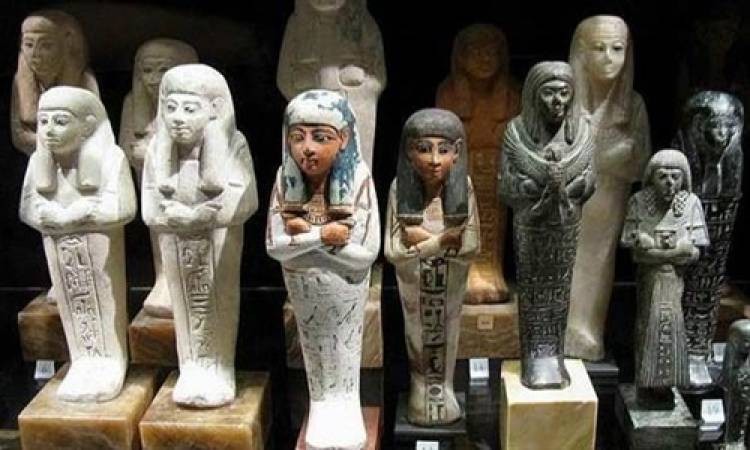 وزارة الآثار المصرية تسترد قطعتين أثريتين من أحد مزادات إنجلترا