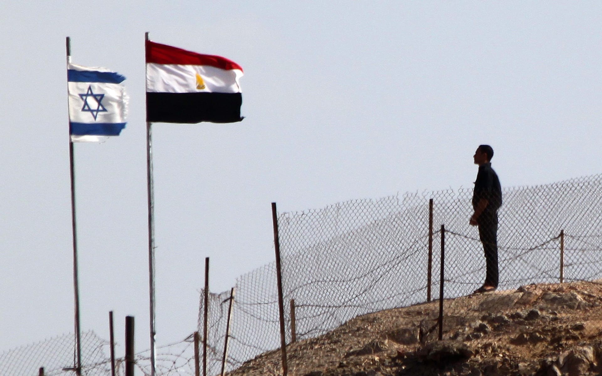 مقتل عسكري مصري وثلاثة جنود إسرائيليين وإصابة آخرين بالقرب من الحدود مع مصر.. الجيش المصري يكشف التفاصيل