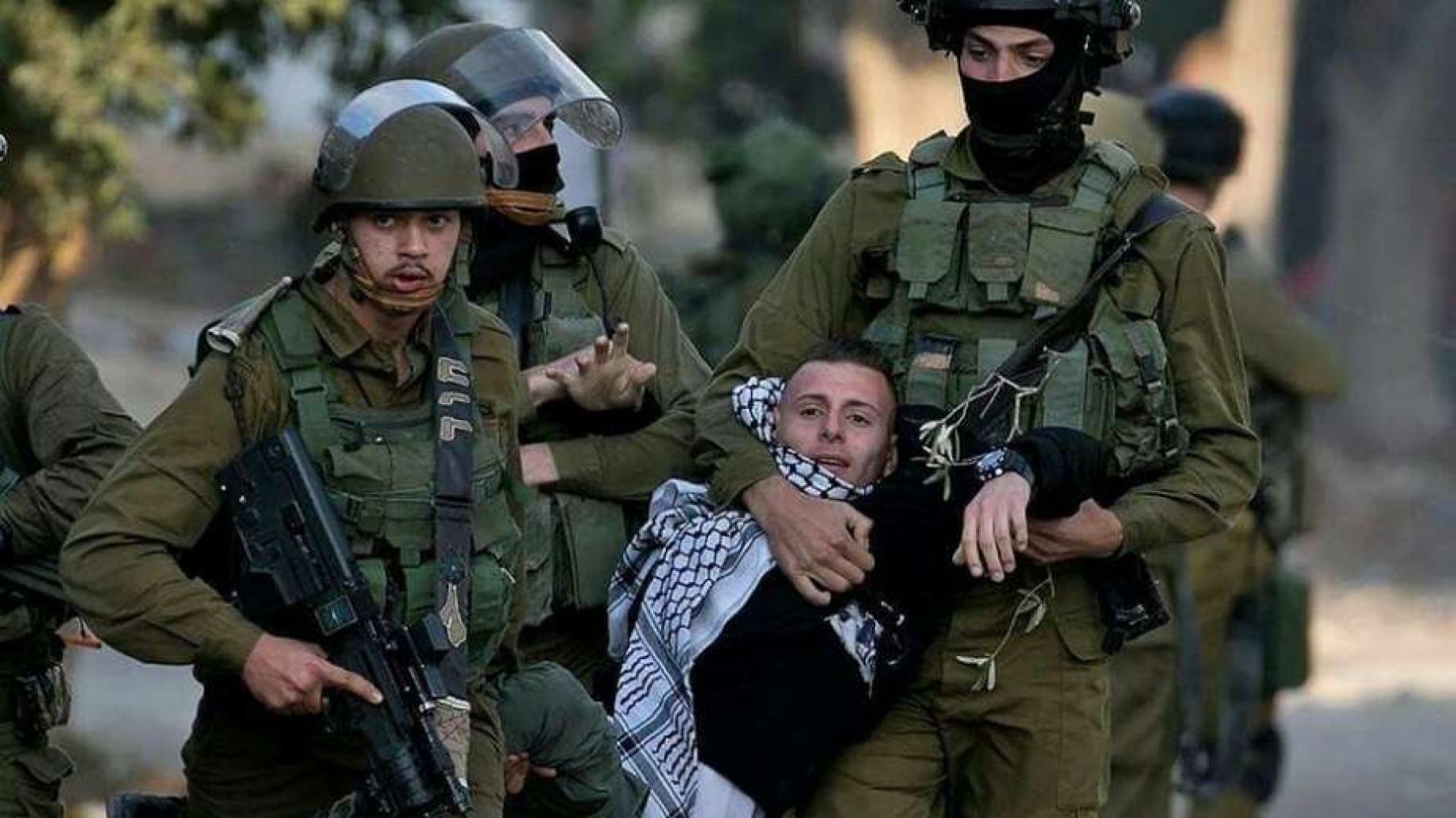 انتهاكات الاحتلال| اعتقال 6 فلسطينيين وهدم مدرسة شرق رام الله.. وإعدام مواطن رميًا بالرصاص