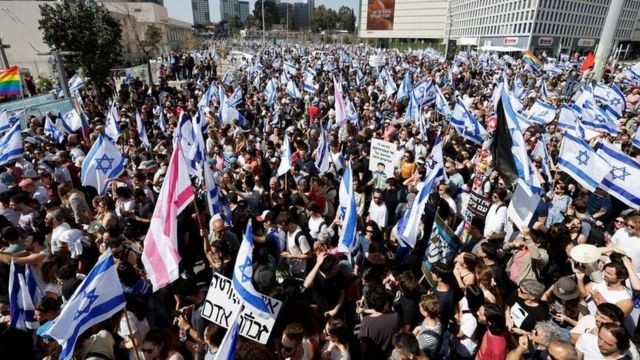 آلاف الإسرائيليين يتظاهرون فى تل أبيب لإيقاف الحرب على غزة