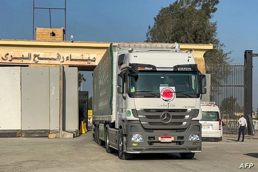 وصول 70 شاحنة مساعدات إنسانية لقطاع غزة عبر معبر رفح