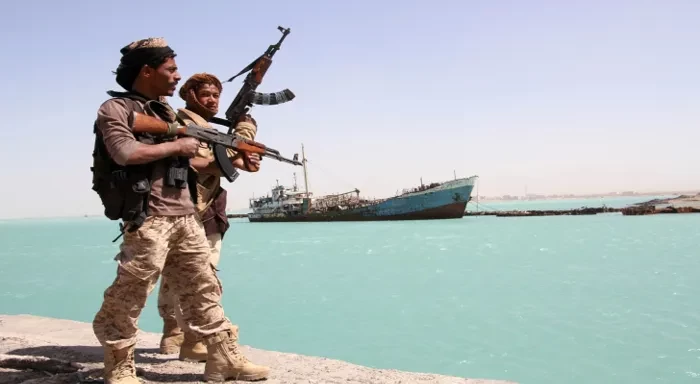 الحوثيون يستهدفون سفينة شحن عسكرية أمريكية في خليج عدن
