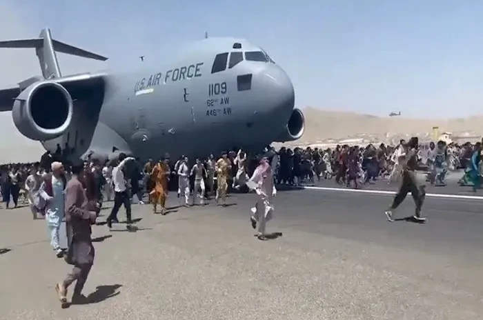 جنرالات تحت المقصلة.. ترامب يخطط لمحاكمة المتورطين بـ"انسحاب أفغانستان"